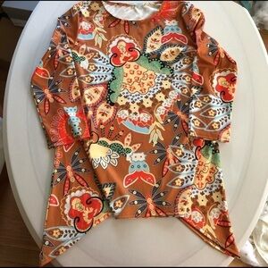 Beautiful, bold print waterfall hem top. Sz L. EUC